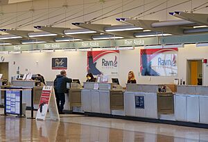 Archivo:RavnAir check in counter in Anchorage (Quintin Soloviev)