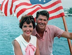 Archivo:Ronald Reagan and Nancy Reagan aboard a boat in California 1964