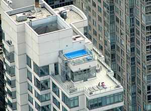 Archivo:Rooftop pool NYC