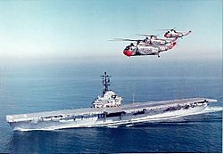 Archivo:SH-3A Sea Kings of HS-6 flying over USS Kearsarge (CVS-33) c1963
