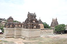 Archivo:Superstructures over shrines at Raghunatha temple in Hampi