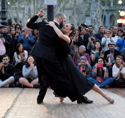 Archivo:Tango dancers in Montevideo