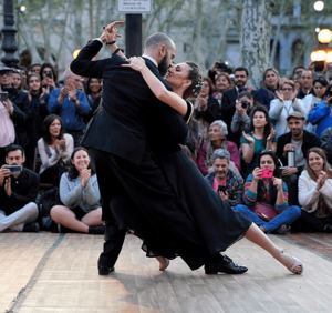 Archivo:Tango dancers in Montevideo