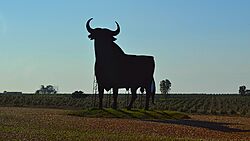 Archivo:Toro de Osborne en provincia de Sevilla (26023052571)