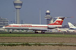 Archivo:Tupolev TU-134A Interflug D-AOBA, AMS Amsterdam (Schiphol), Netherlands PP1167235053
