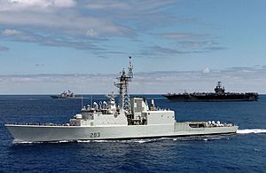Archivo:US Navy 040625-N-9769P-082 The Canadian destroyer HMCS Algonquin (DDG 283) is shown underway in close formation with the Nimitz-class aircraft carrier USS John C. Stennis (CVN 74) and the guided missile frigate USS Ford (FFG 54)
