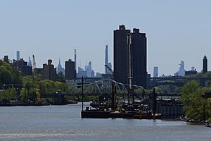 Archivo:View of Manhattan Skyline from River Plaza Marble Hill