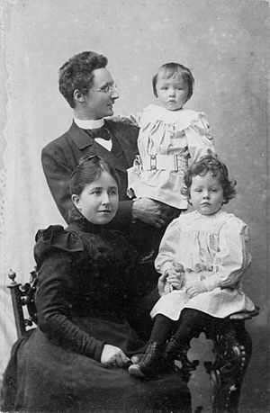 Archivo:Vilhelm Bjerknes, wife Honoria, Karl Anton and Jacob Bjerknes, circa 1898