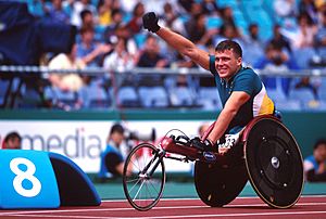 Archivo:301000 - Athletics wheelchair racing Kurt Fearnely waves - 3b - 2000 Sydney race photo