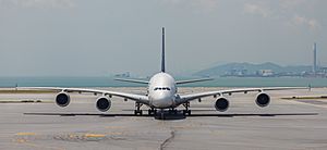 Archivo:Aeropuerto de Hong Kong, Singapore Airlines A380, 2013-08-13, DD 11