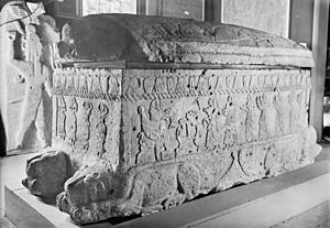Archivo:Ahiram sarcophag from Biblos XIII-XBC
