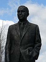 Archivo:Alf Ramsey Statue Close