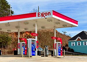Archivo:An ExxonMobil gas station in Hiawassee, Georgia