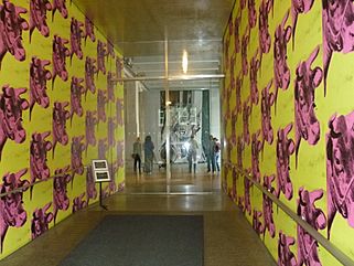 Archivo:Andy Warhol Museum Hallway