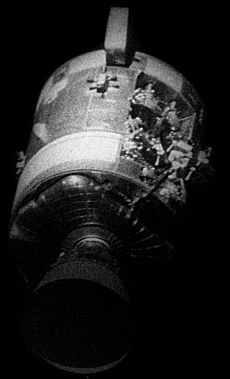 Archivo:Apollo 13 Service Module - AS13-59-8500 (cropped)