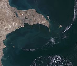 Archivo:Baku, Azerbaijan, satellite image, LandSat-5, 2010-09-06