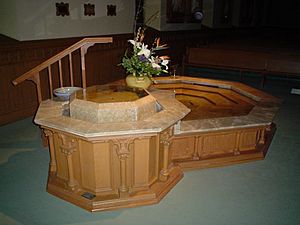Archivo:BaptismalFontStRaphaelDubuque