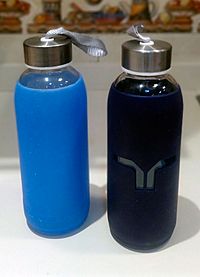 Archivo:Botellas de cristal con funda de silicona