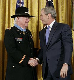 Archivo:Bruce Crandall and President Bush