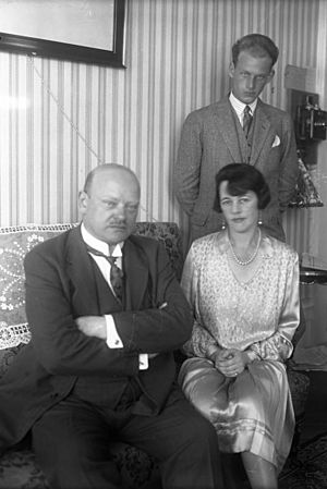 Archivo:Bundesarchiv Bild 102-00274A, Gustav Stresemann mit Familie
