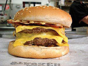 Archivo:Burger King Quad Stacker cheeseburger