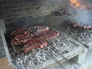 Archivo:Carne asándose a la barbacoa. Carne a la brasa