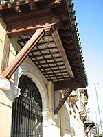 Archivo:Casas de Félix Sáenz pediment