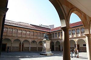 Archivo:Claustro Universidad de Oviedo