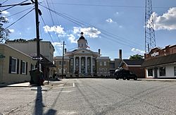 Courthouse square in Kenansville, North Carolina.jpg