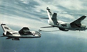 Archivo:EKA-3B Skywarrior of VAW-13 refuels A-7A Corsair II of VA-27 off Vietnam c1968