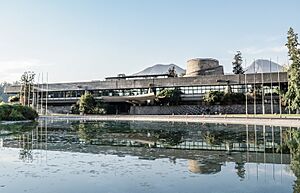 Archivo:Edificio de la CEPAL en Chile - Reflejos 02