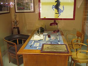 Archivo:Enzos office