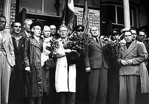 Archivo:Estonian communist leaders in Tallinn 24.7.1940