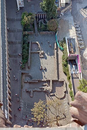 Archivo:Frankfurt Am Main-Archaeologischer Garten-Ansicht vom Domturm-20110925