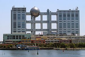 Archivo:Fuji TV headquarters and Aqua City Odaiba - 2006-05-03 edit