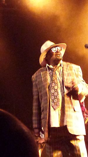 Archivo:George Clinton performing in 2015