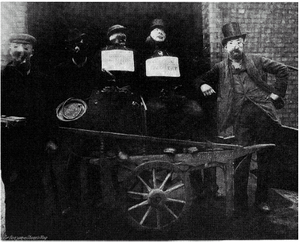Archivo:Guy Fawkes effigies and collectors 1903