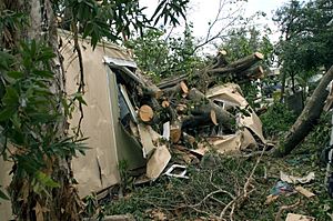 Archivo:Hurricane damage to mobile home in Davie Florida