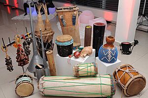 Archivo:Instrumentos de percusión dominicanos
