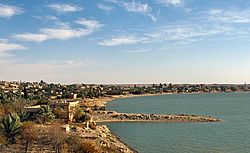 Archivo:Iraqi city-Euphrates river