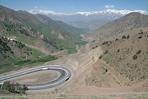 Archivo:Kamchik Pass Uzbekistan 201405