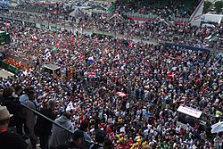 Archivo:Le Mans Podium Crowd