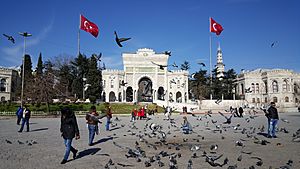 Archivo:Main entrance gate of Istanbul University