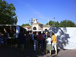Archivo:Mercadillo de Los Invasores Albacete