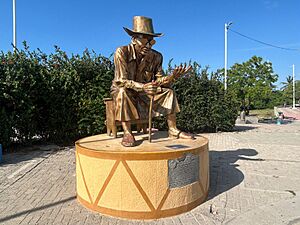 Archivo:Monumento palabrero wayuu Putchipuu Riohacha Colombia-20240901