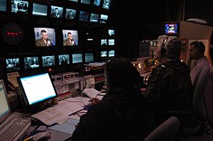 Archivo:NewsHourControlRoom2005
