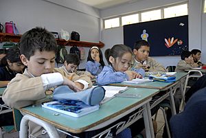 Archivo:Niños estudiantes chilenos