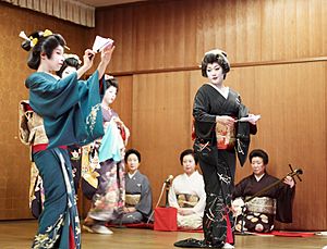 Archivo:Niigata geisha dancing2