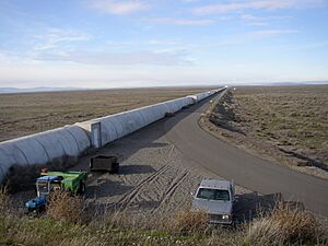 Archivo:Northern leg of LIGO interferometer on Hanford Reservation