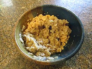 Archivo:Oatmeal with raisins and chopped walnuts 5